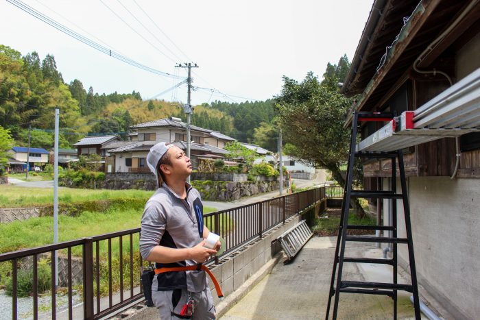 空を見上げる男性